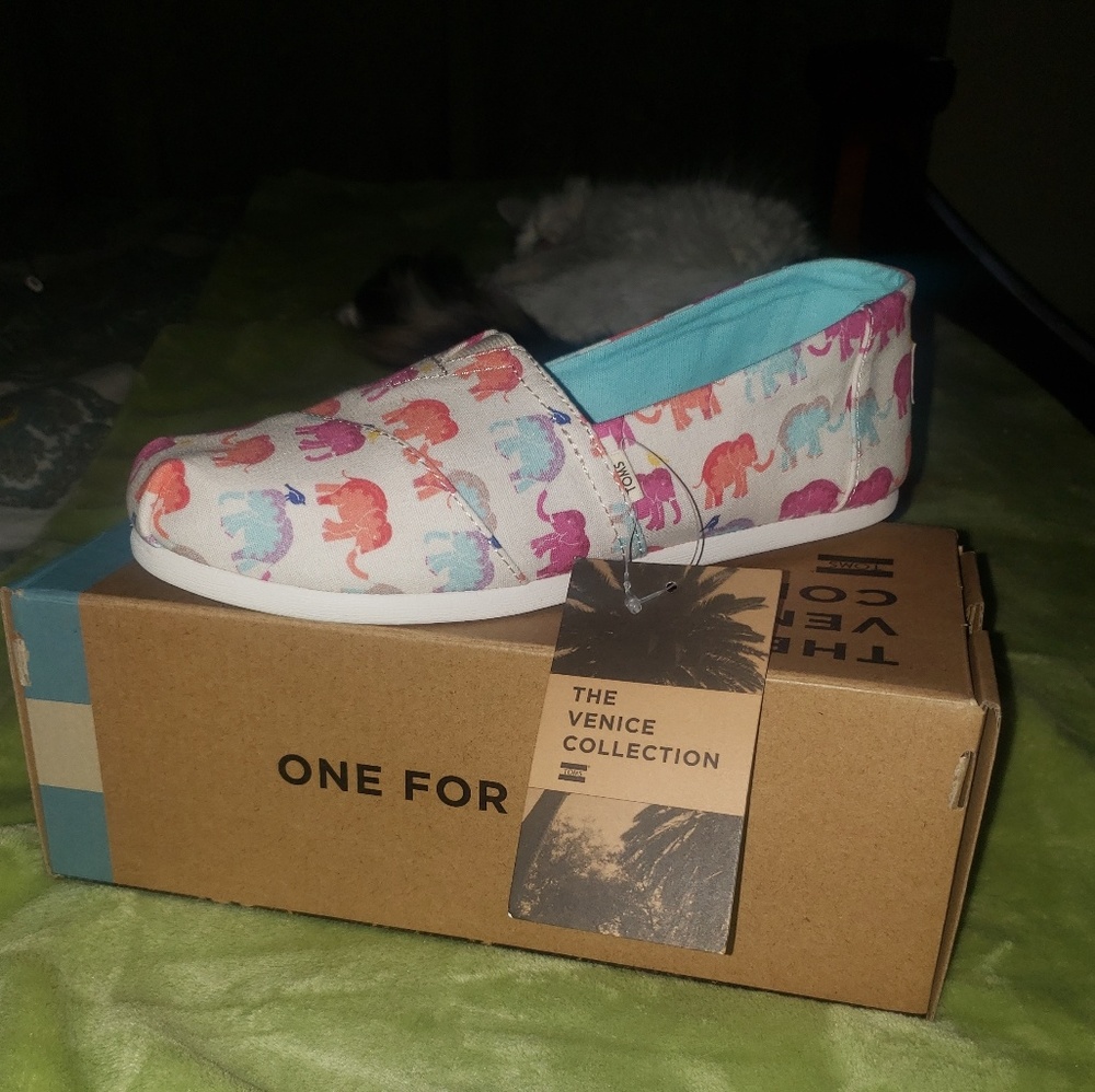 Tom's Slip On Women size 8 BNWT